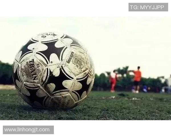 足球主题帽子让你在球场上尽显风采与个性,成为球迷中的时尚先锋 足球主题帽子让你在球场上尽显风采与个性,成为球迷中的时尚先锋